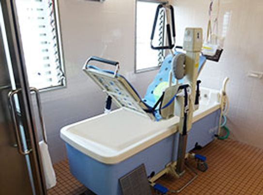 機械浴槽の浴室