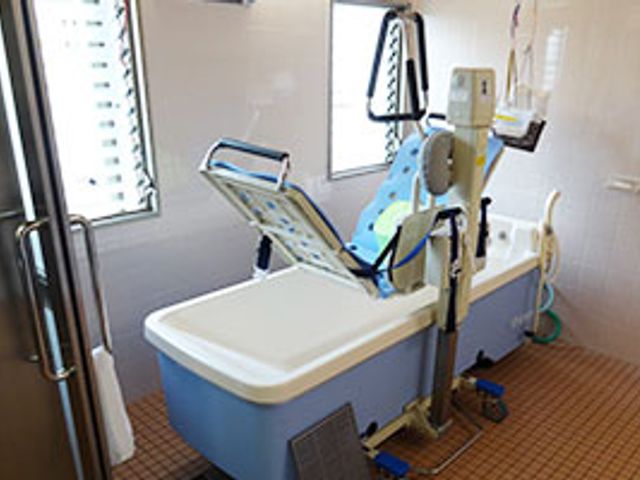 機械浴槽の浴室 浴室 機械浴槽を備えた浴室です。安全で快適な入浴をサポートします。