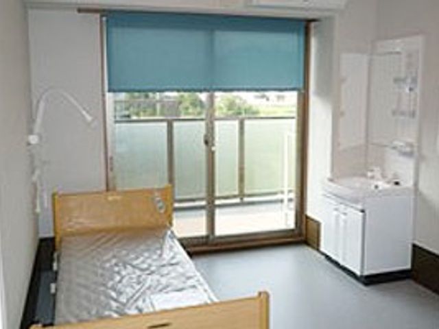 シンプルな居室 居室 明るい窓際にはベッドがあり、自然光がたっぷり入ります。洗面台も完備され、便利です。