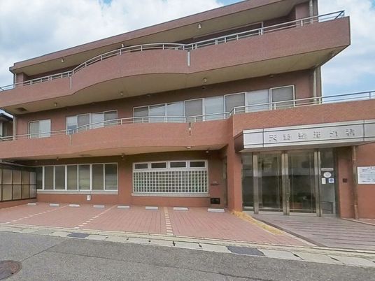 建物正面の外観  