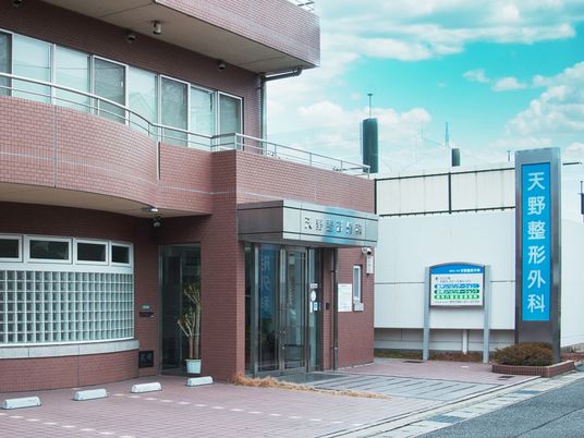 外観の入口と看板  