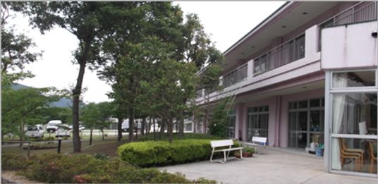 緑豊かな庭の外観