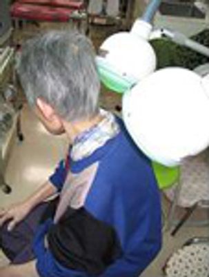 背中のケア中の高齢者
