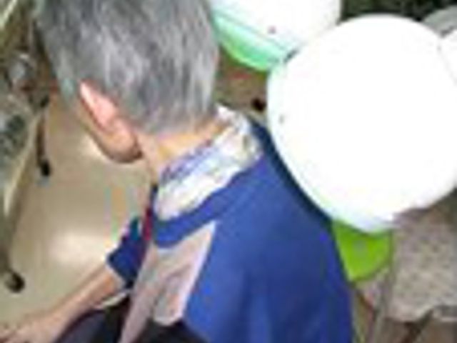 背中のケア中の高齢者 機能訓練室 リラックスした雰囲気の中で、高齢者が背中のケアを受けています。快適な環境で安心して働けます。