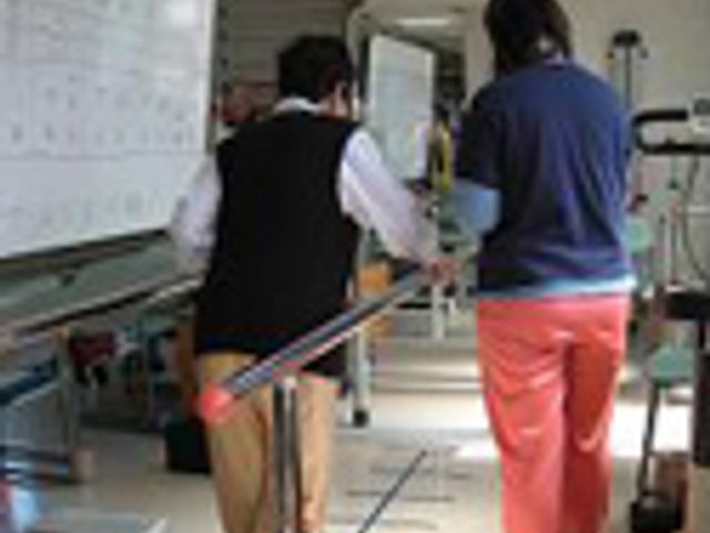 訓練を行う室内 機能訓練室 二人がリハビリを行う空間です。専門スタッフが安心のサポートを提供します。