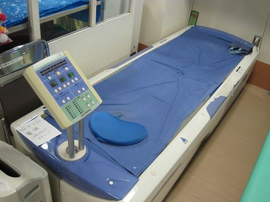 機能訓練用ベッドのある室内  