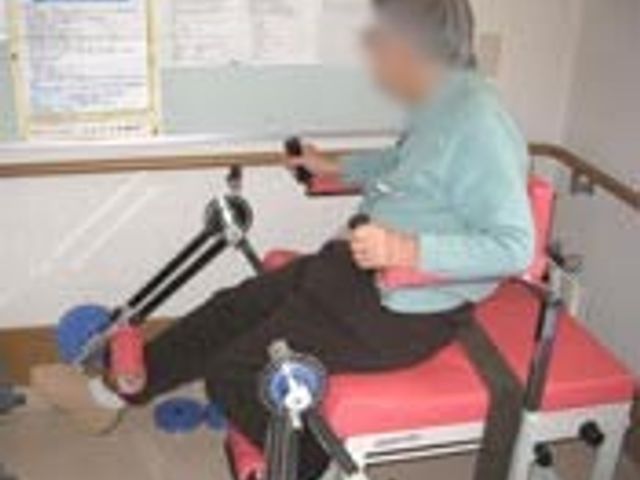 機能訓練ルーム 機能訓練室 利用者が機能訓練を受けている場面です。明るい雰囲気の中でリハビリが行えます。