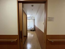 整然とした部屋の廊下