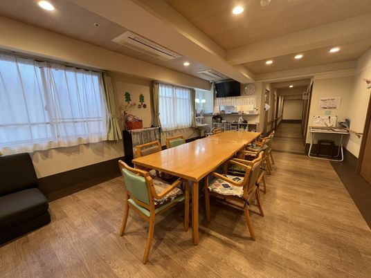 自然光の入る食堂