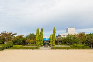 大きな建物の外観
