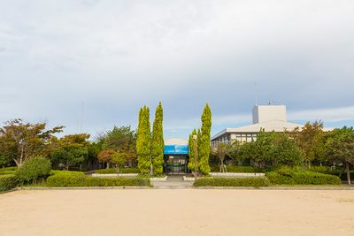 大きな建物の外観