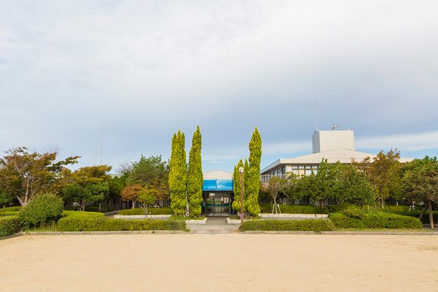 大きな建物の外観