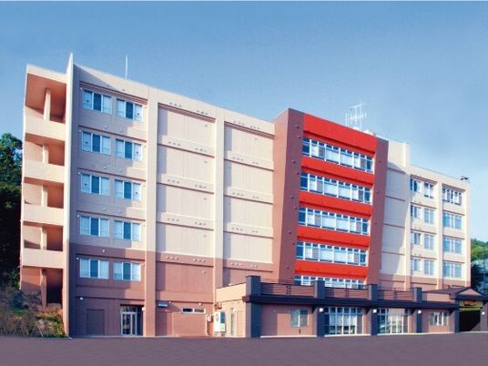 明るい色の建物外観