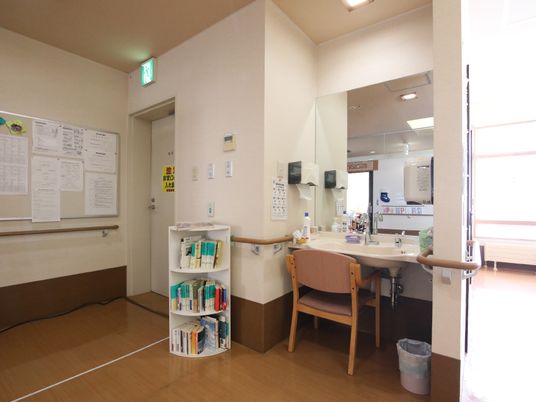 清潔な洗面台のある廊下