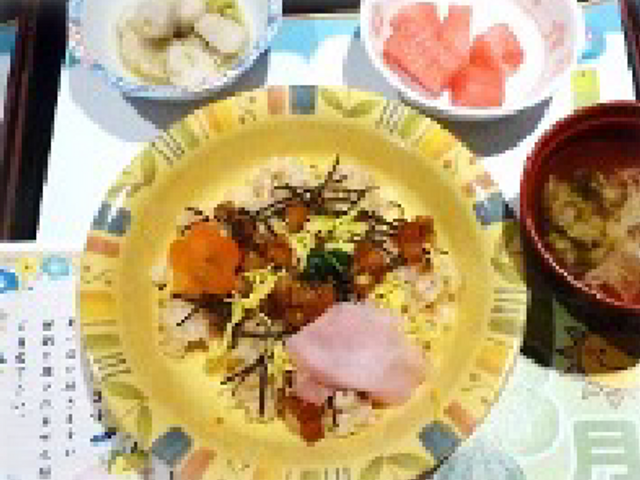 色とりどりの料理 食堂 彩り豊かな料理が提供される空間です。食事を通じて、リラックスと楽しみが得られます。