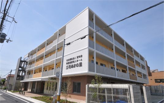 清潔で広い建物外観