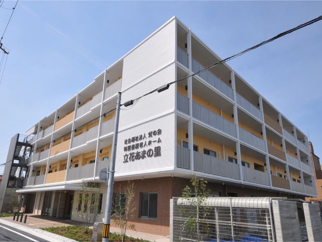 清潔で広い建物外観 外観 広々とした作りが特徴のこの建物は、通いやすい立地にあります。清潔感があり、働きやすい環境です。