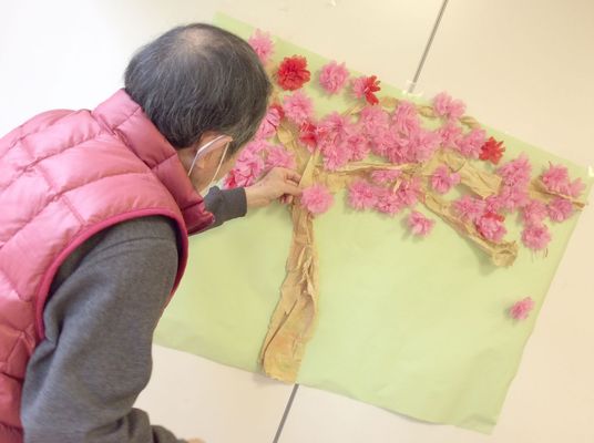 壁に飾られたアート作品