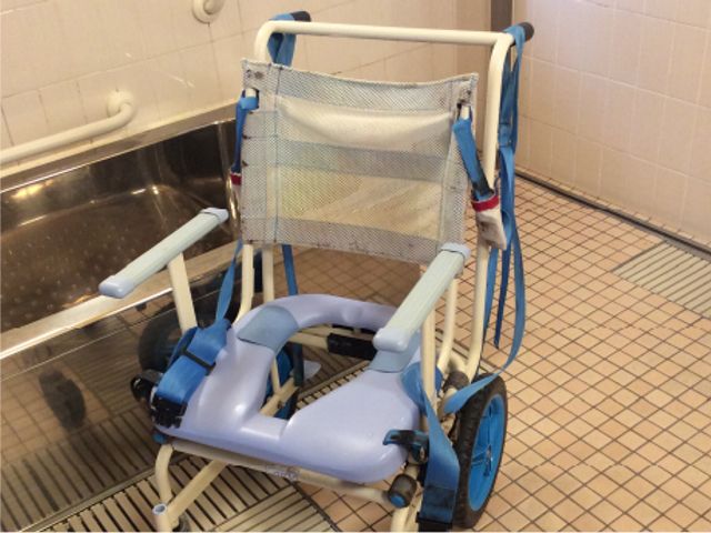 機能的な移動用チェア浴室 浴室 設備が整った浴室では、移動用チェアを使用して安全で快適に入浴を楽しめます。