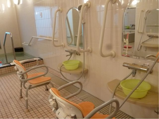 使いやすい設備の浴室 浴室   手すりが設置された使いやすさを考慮した空間です。安全に入浴をサポートします。