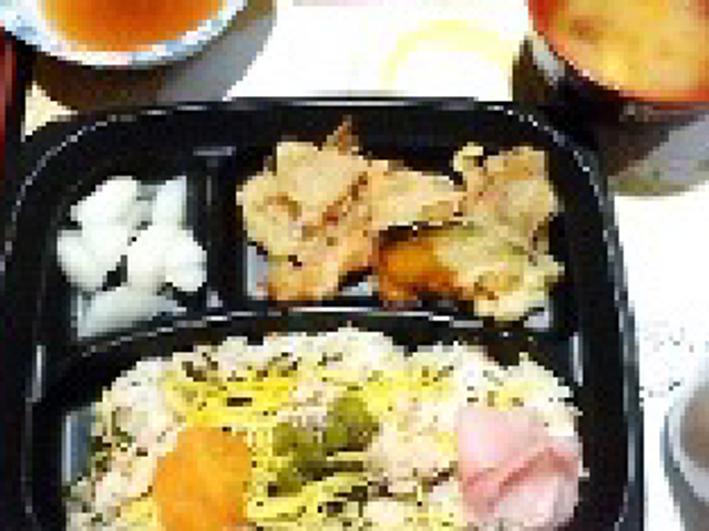 食事内容を示すお盆 食堂 おいしい食事が提供され、栄養バランスが考えられたメニューです。働く方は食事サービスにも注目できます。