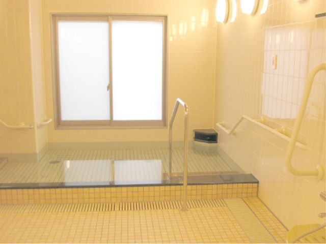 広々とした浴室 浴室 温かい光が差し込む浴室です。安全性を考慮した手すりが設置されています。