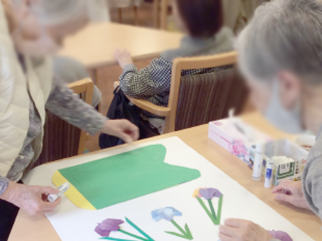 折り紙の制作活動 多目的室 折り紙を使った手作り活動を通じて、入居者同士の交流が深まる創造的な時間が過ごせます。