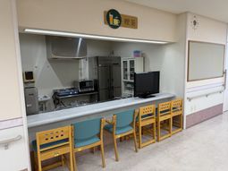 椅子が並ぶカウンター