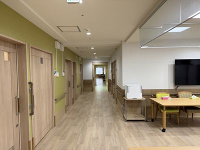 長い廊下とリビング