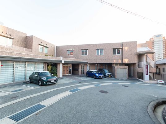 駐車場がある建物外観