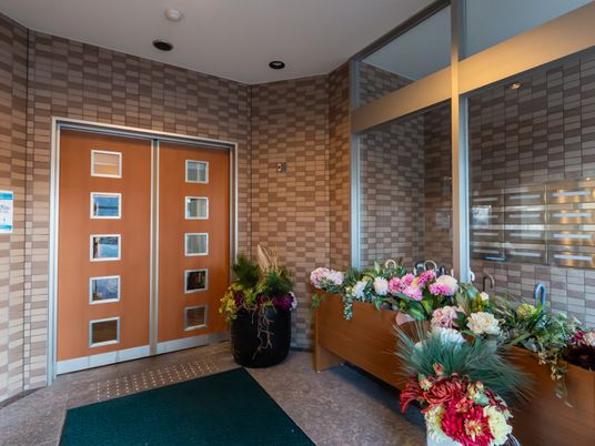 花が飾られた入口