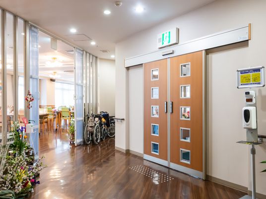 車椅子対応の出入口