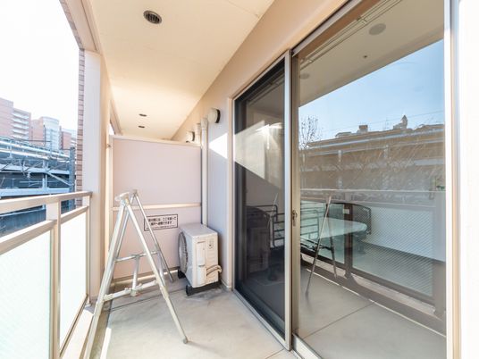 ガラス窓付きバルコニー