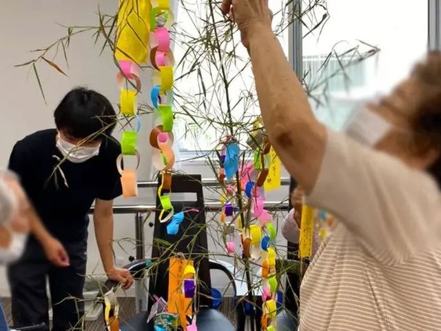 楽しい飾り付けの様子 内観 飾り付けを楽しんでいる様子です。明るい雰囲気の中、入居者同士で協力しイベントを盛り上げています。