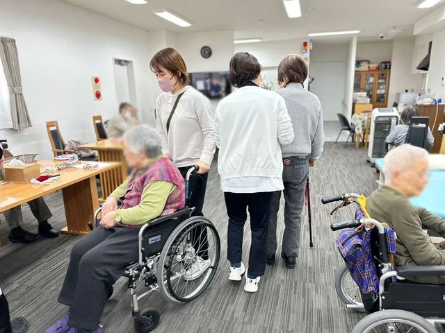 多目的室での交流 多目的室 広々とした空間で様々な活動が可能です。車椅子の方も安心して過ごせる環境です。