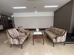 ソファが並ぶ休憩室  