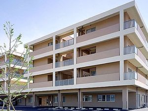 4階建ての建物外観  