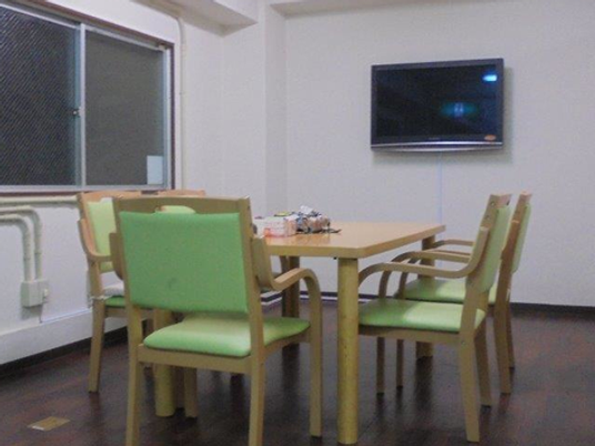4人掛けテーブルの食堂  