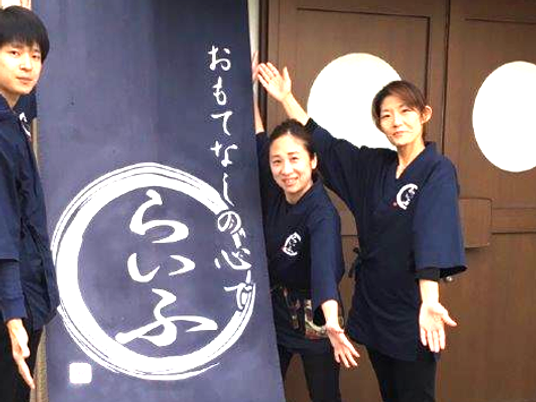 暖簾前のスタッフ  