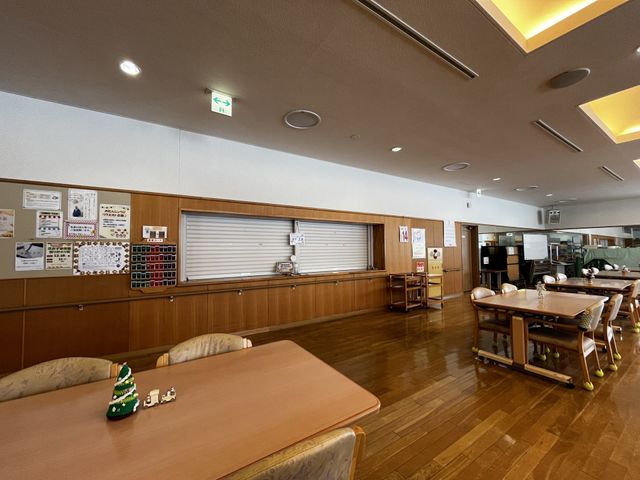広々とした食堂 食堂 広いスペースがある食事を楽しむ場所です。掲示物もあり、情報の共有がしやすいです。