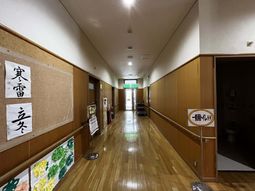 文の掲示された廊下
