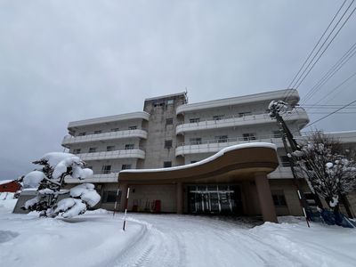 雪に囲まれた外観