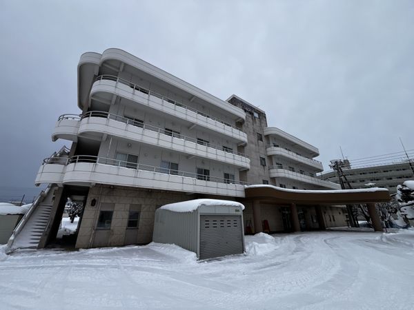 雪が積もる外観