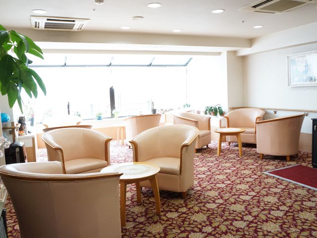 日差しの入る快適なラウンジ 館内環境 穏やかな光が差し込むラウンジは、ソファでくつろぎながらお話しできるよう配慮された空間です。ここでのんびりと過ごす時間を想像していただけます。