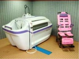 特殊な浴槽と移動椅子