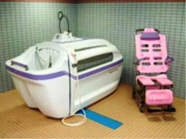 特殊な浴槽と移動椅子