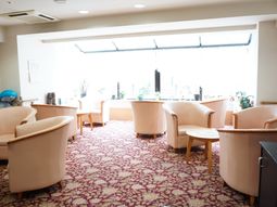 明るいラウンジ空間