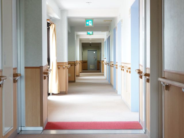 廊下の明るい様子 廊下 ゆったりとした広さのある廊下は、日差しが差し込む空間で安全な手すりが備わっており、快適な移動ができるよう配慮されています。
