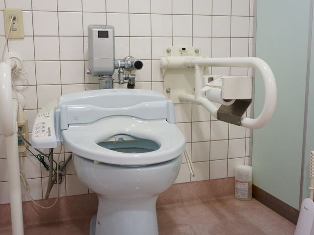 バリアフリー仕様のトイレ トイレ 手すり付きで広々としたトイレは、使用時の安全と快適さを考慮して設計されています。