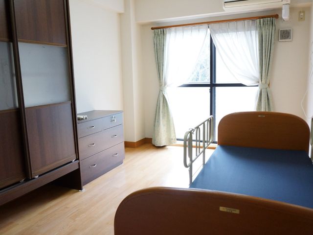 居心地の良い居室 居室 日当たりが良く、清潔感のある個室です。個々のニーズに応じた家具配置で、ゆったりとした時間を過ごせます。